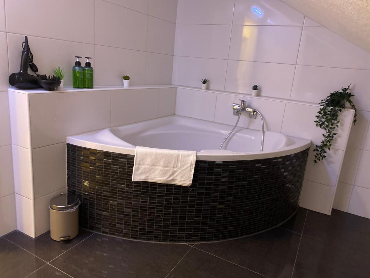 Deluxe Business Suite Mit Netflix Premium & Parkplatz, Zentral Zu Audi & Schwarz Gruppe With 2 Bedrooms باد فرديريش شال المظهر الخارجي الصورة